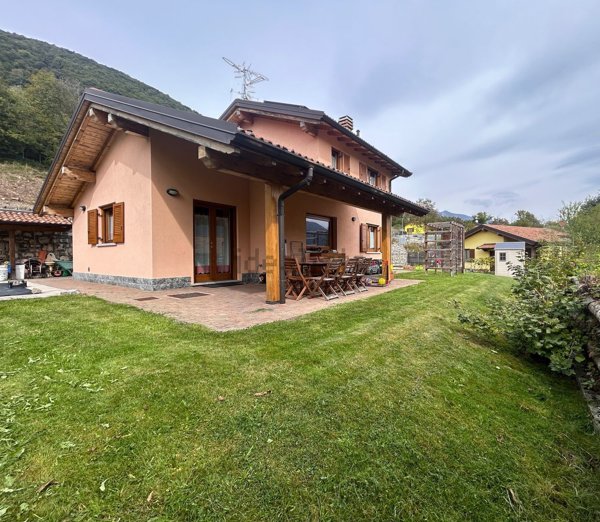 casa indipendente in vendita ad Alta Valle Intelvi in zona Ramponio Verna