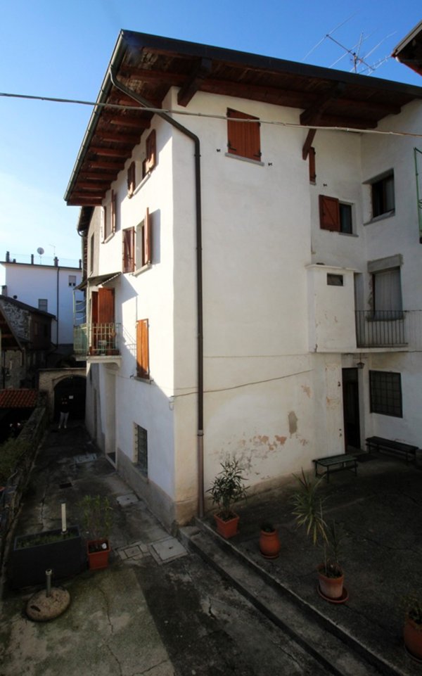 appartamento in vendita ad Alta Valle Intelvi in zona Ramponio Verna