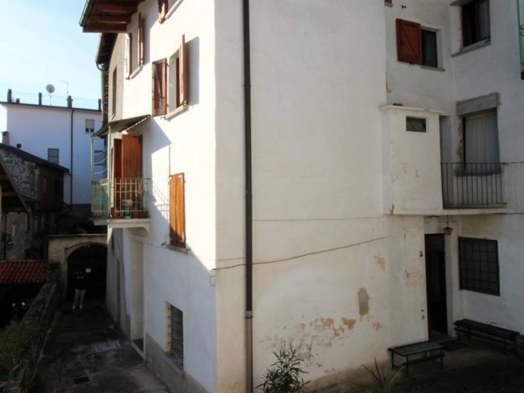 appartamento in vendita ad Alta Valle Intelvi in zona Ramponio Verna