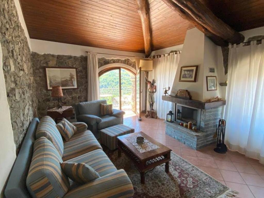 casa indipendente in vendita ad Alta Valle Intelvi in zona Ramponio Verna