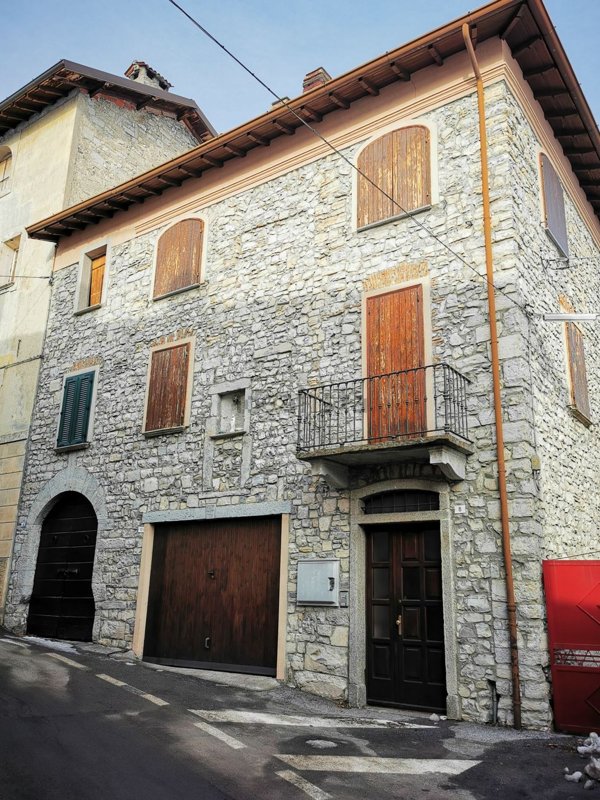 appartamento in vendita ad Alta Valle Intelvi in zona Ramponio Verna