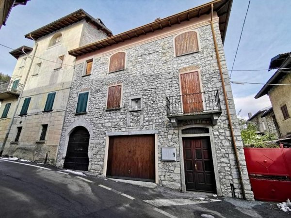 appartamento in vendita ad Alta Valle Intelvi in zona Ramponio Verna