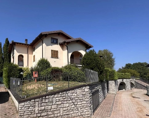 appartamento in vendita ad Alta Valle Intelvi in zona Lanzo d'Intelvi