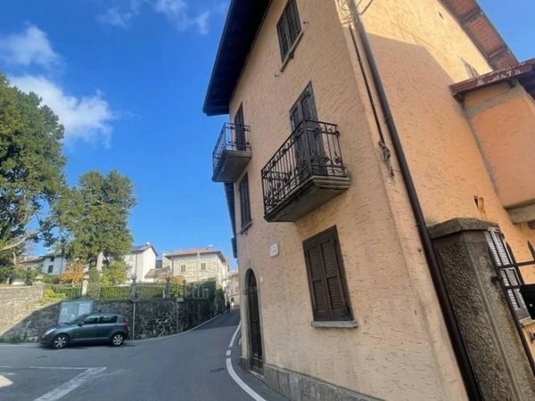intera palazzina in vendita ad Alta Valle Intelvi in zona Lanzo d'Intelvi