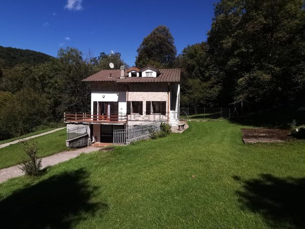 casa indipendente in vendita ad Alta Valle Intelvi in zona Pellio Intelvi