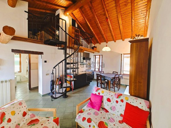 appartamento in vendita ad Alta Valle Intelvi in zona Ramponio Verna