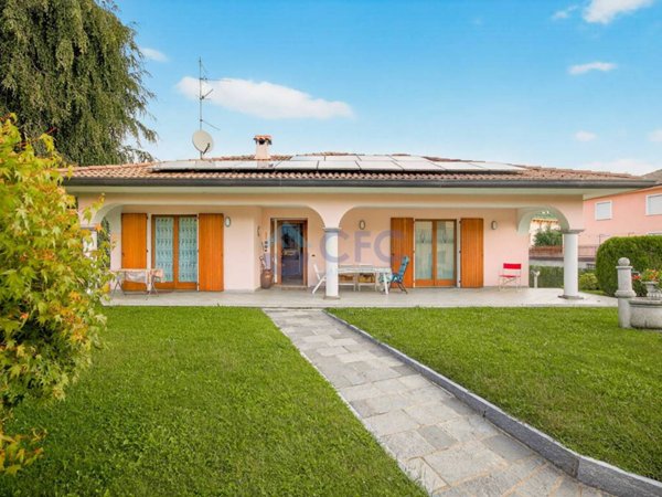 casa indipendente in vendita ad Alta Valle Intelvi in zona Lanzo d'Intelvi