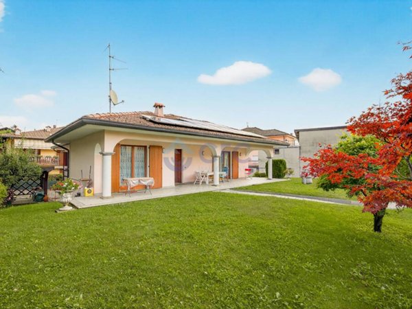 casa indipendente in vendita ad Alta Valle Intelvi in zona Lanzo d'Intelvi