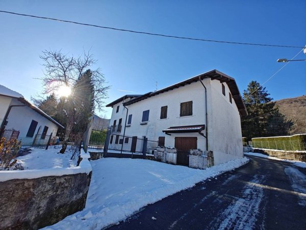 casa indipendente in vendita ad Alta Valle Intelvi in zona Lanzo d'Intelvi