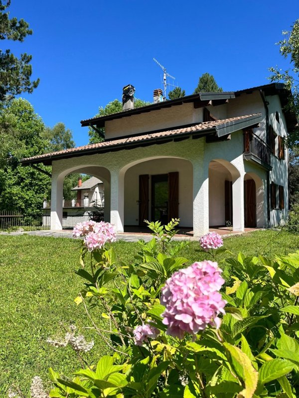 casa indipendente in vendita ad Alta Valle Intelvi in zona Pellio Intelvi