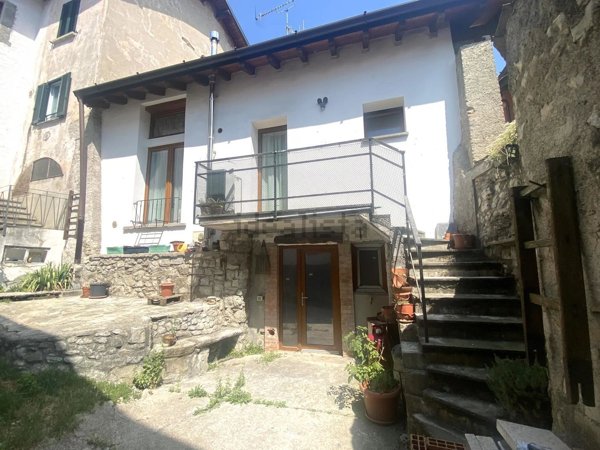appartamento in vendita ad Alta Valle Intelvi in zona Scaria