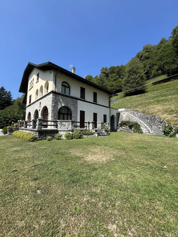 appartamento in vendita ad Alta Valle Intelvi in zona Lanzo d'Intelvi