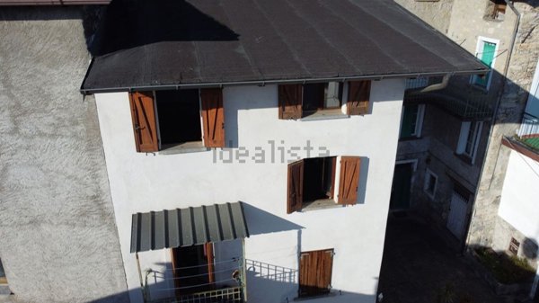 appartamento in vendita ad Alta Valle Intelvi in zona Ramponio Verna