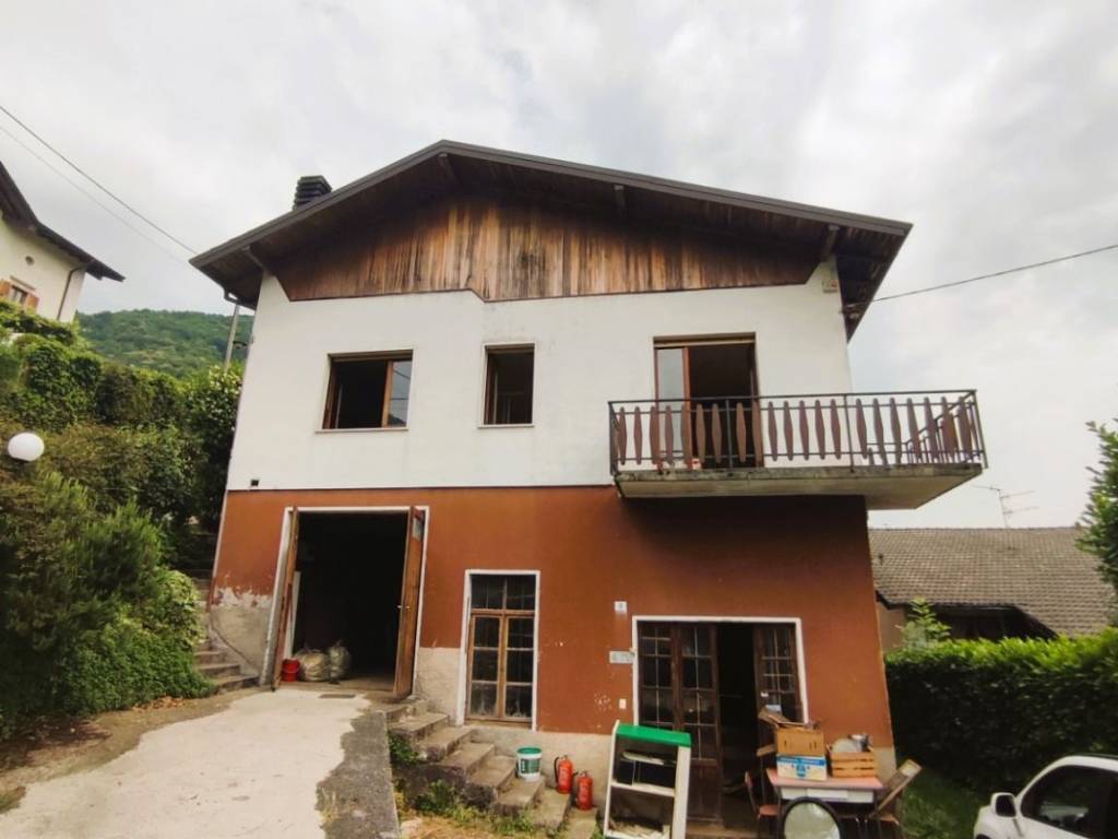 casa indipendente a Centro Valle Intelvi in zona Castiglione d'Intelvi
