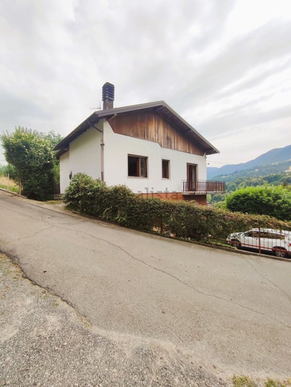 pentavano in vendita a Centro Valle Intelvi in zona Castiglione d'Intelvi