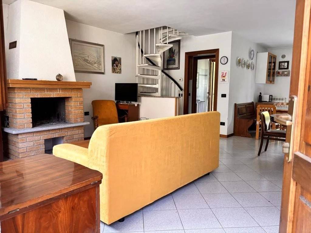 casa indipendente a Centro Valle Intelvi in zona Castiglione d'Intelvi