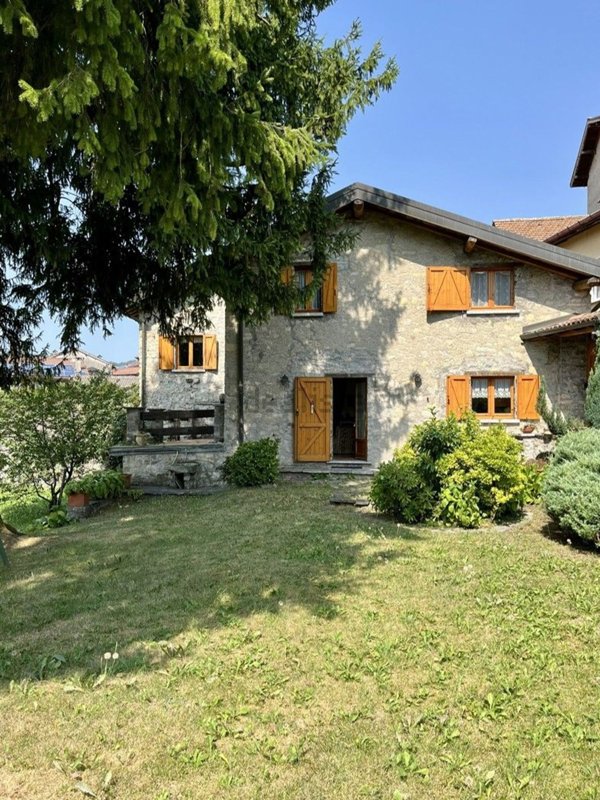 casa indipendente a Centro Valle Intelvi in zona Castiglione d'Intelvi