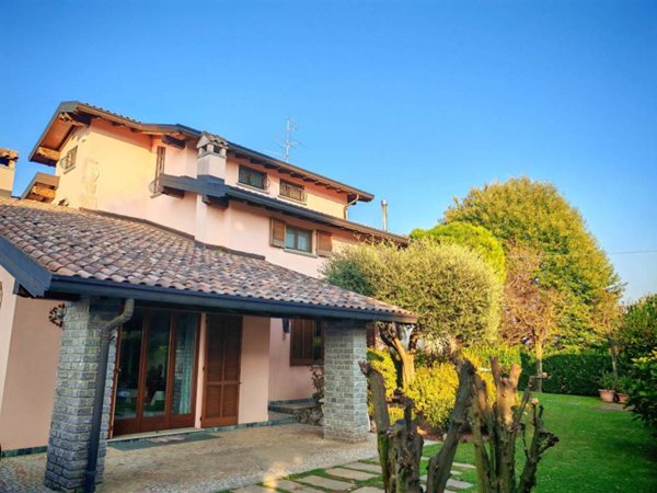 casa indipendente in vendita a Solbiate con Cagno in zona Cagno