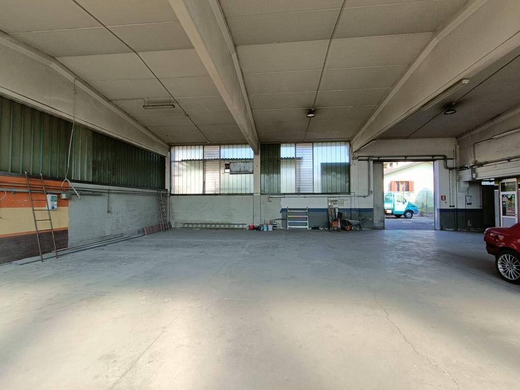 locale commerciale in vendita a Solbiate con Cagno in zona Cagno