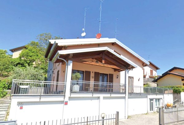appartamento in vendita ad Uggiate con Ronago in zona Uggiate-Trevano