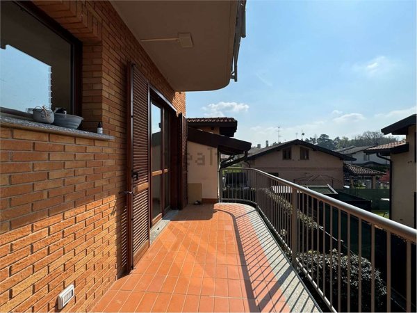 appartamento in vendita ad Uggiate con Ronago in zona Uggiate