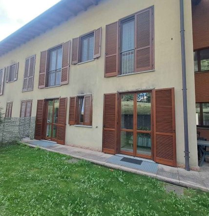 appartamento in vendita ad Uggiate con Ronago in zona Ronago