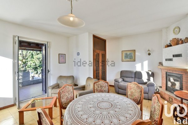 casa indipendente in vendita ad Uggiate con Ronago in zona Uggiate-Trevano