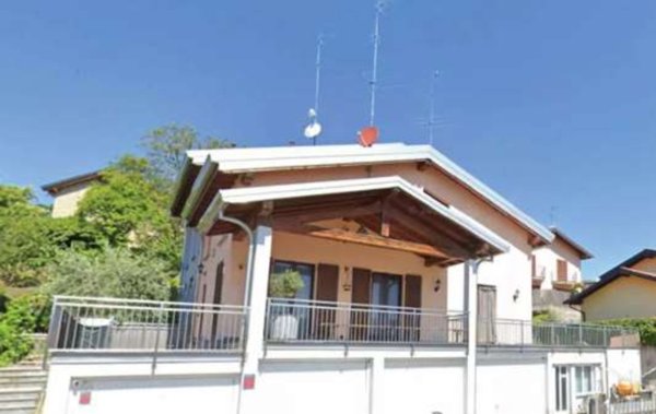 casa indipendente in vendita ad Uggiate con Ronago in zona Uggiate-Trevano