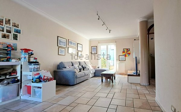 casa indipendente in vendita ad Uggiate con Ronago in zona Uggiate