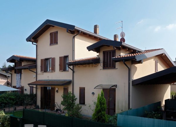 appartamento in vendita ad Uggiate con Ronago
