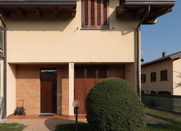 appartamento in vendita ad Uggiate con Ronago