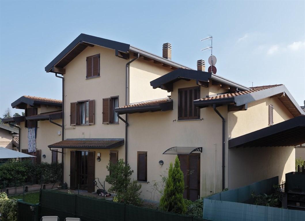 appartamento in vendita ad Uggiate con Ronago in zona Uggiate