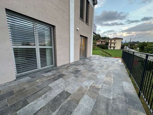 appartamento in vendita ad Uggiate con Ronago in zona Uggiate-Trevano