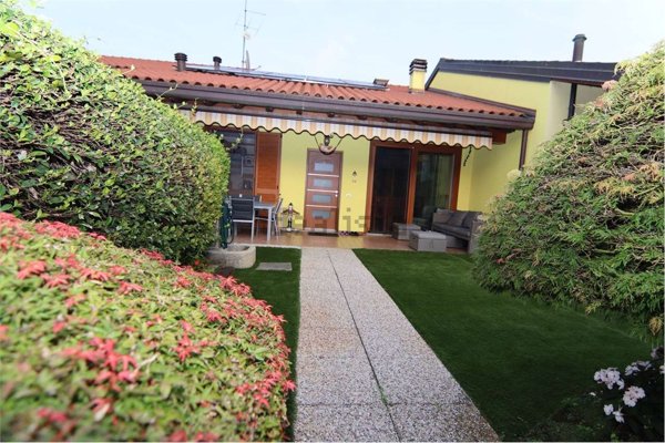 casa indipendente in vendita ad Uggiate con Ronago in zona Ronago