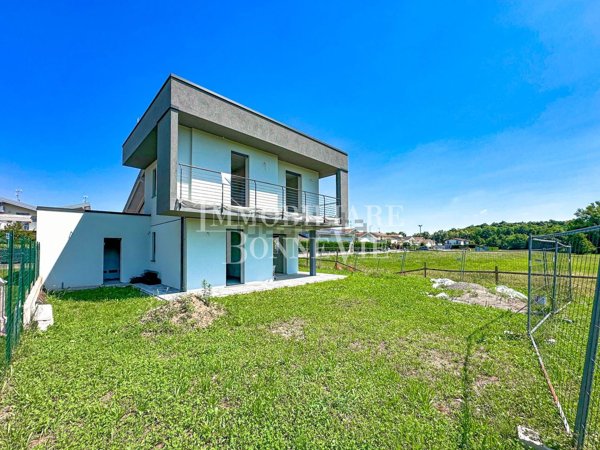 casa indipendente in vendita ad Uggiate con Ronago in zona Brughiere