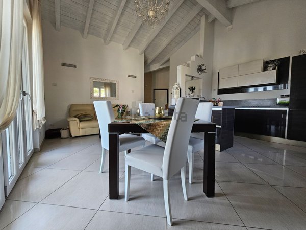 appartamento in vendita ad Uggiate con Ronago in zona Uggiate-Trevano