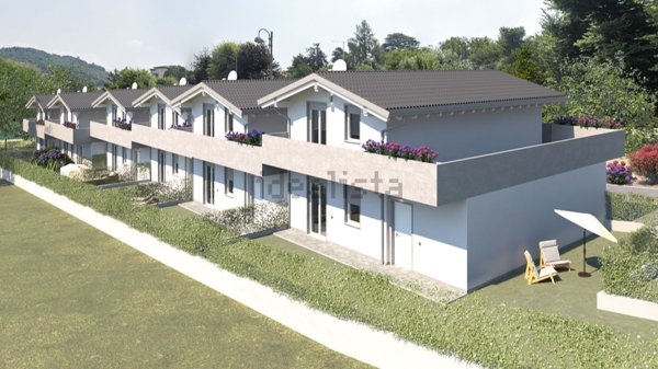 casa indipendente in vendita ad Uggiate con Ronago in zona Uggiate-Trevano