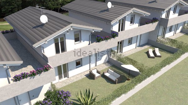 casa indipendente in vendita ad Uggiate con Ronago in zona Uggiate-Trevano