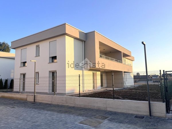 appartamento in vendita ad Uggiate con Ronago in zona Uggiate