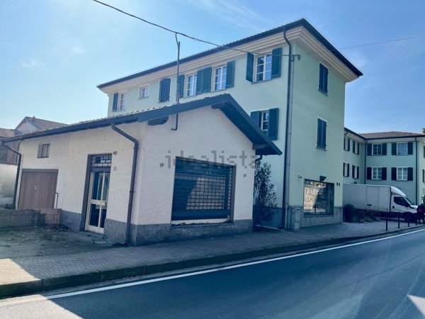 locale commerciale in vendita ad Uggiate con Ronago in zona Uggiate-Trevano