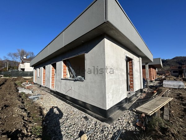 casa indipendente in vendita ad Uggiate con Ronago in zona Ronago