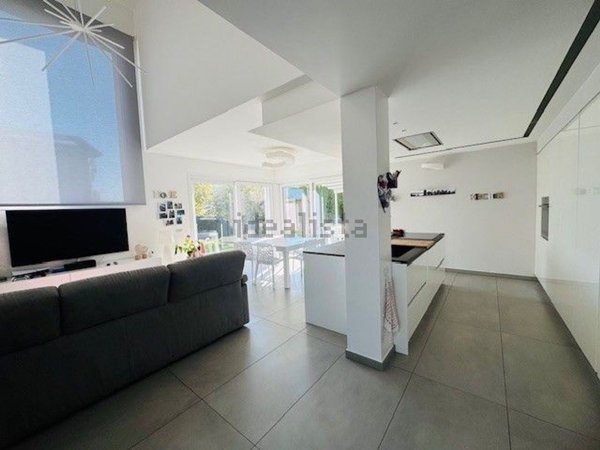 casa indipendente in vendita ad Uggiate con Ronago in zona Uggiate-Trevano