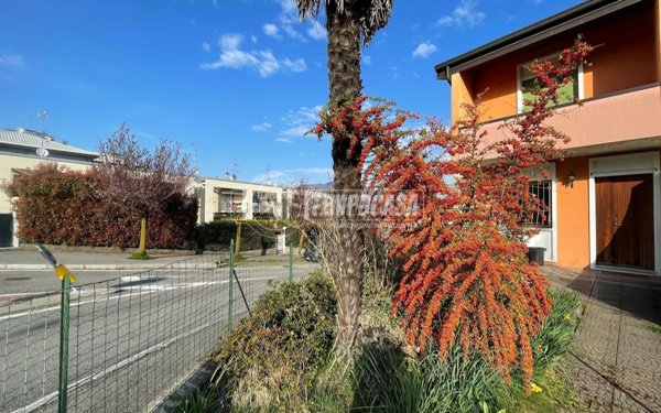 casa indipendente in vendita ad Uggiate con Ronago in zona Ronago