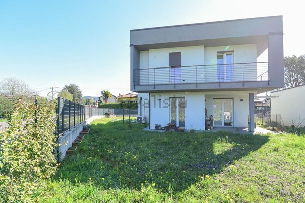 casa indipendente in vendita ad Uggiate con Ronago in zona Brughiere