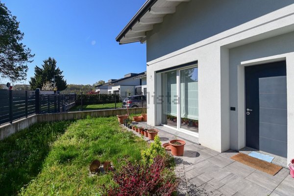 casa indipendente in vendita ad Uggiate con Ronago in zona Brughiere