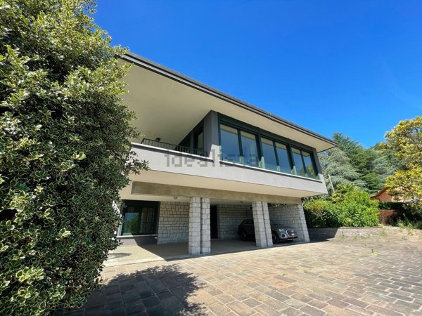 casa indipendente in vendita ad Uggiate con Ronago in zona Uggiate