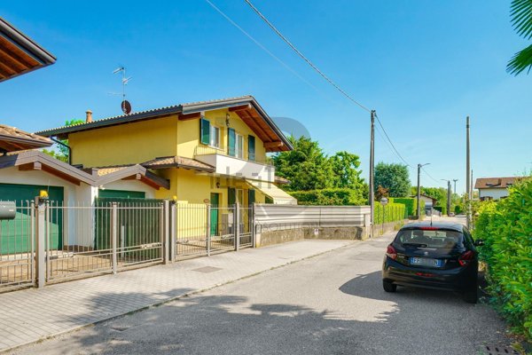 casa indipendente in vendita ad Uggiate con Ronago