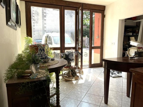 appartamento in vendita ad Uggiate con Ronago in zona Uggiate
