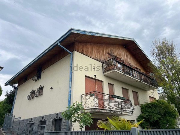 casa indipendente in vendita ad Uggiate con Ronago in zona Uggiate-Trevano