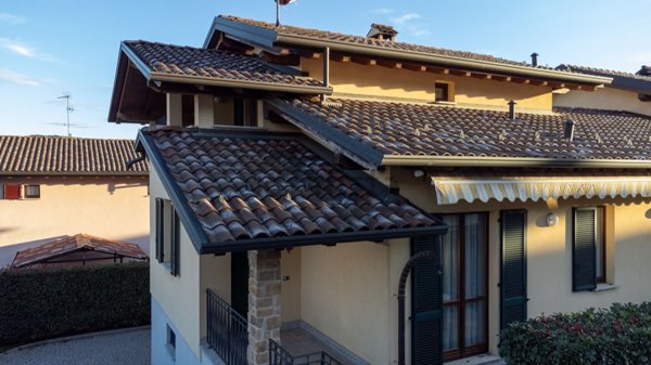casa indipendente in vendita ad Uggiate con Ronago in zona Ronago